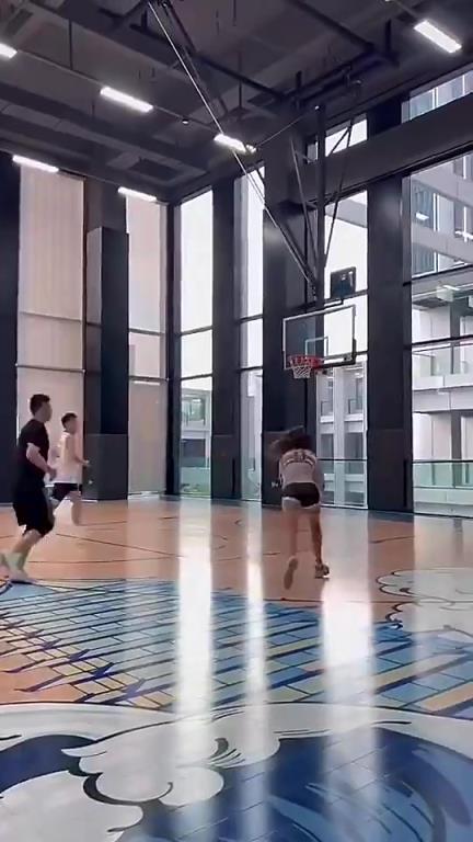 好家伙，小姐姐这身板+球技，是野球场李梦？