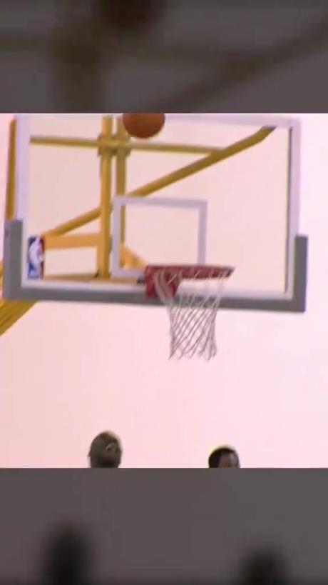 令人怀念的画面，科比与奥尼尔单挑，笑到根本停不下来