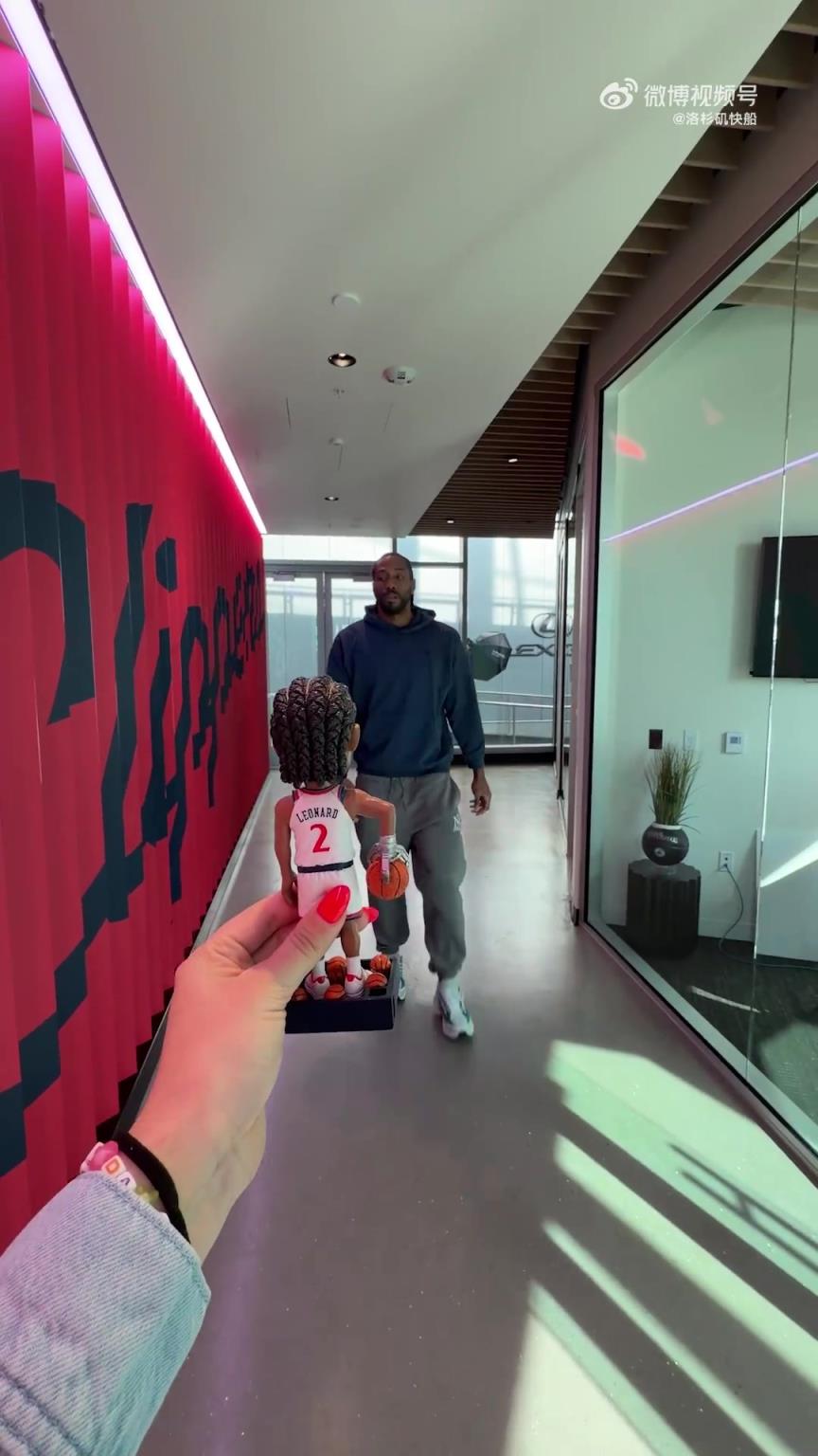 可可爱爱！快船全队看到大手摇头公仔的反应亮了