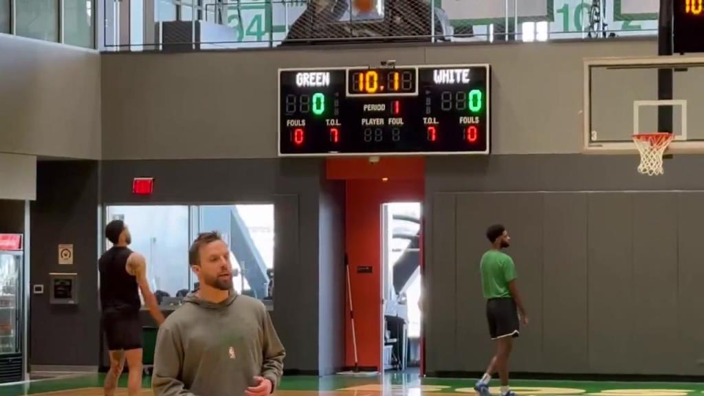 这姿势看着怪怪的？塔图姆的三分球投篮训练