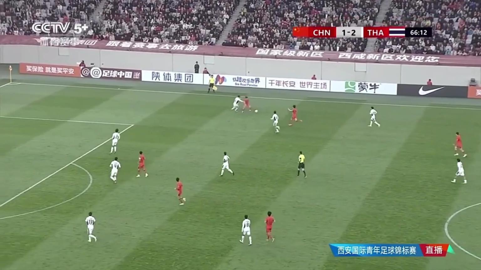 这球漂亮！李新翔不停球端射得手，U23国足连扳两球2-2追平泰国