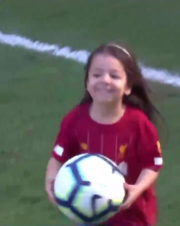 萨拉赫女儿小萌娃神准破门，萨拉赫欣慰的笑着