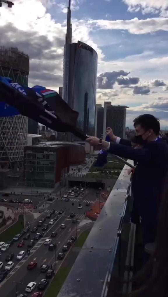 高光时刻！张康阳曾在国米总部天台挥舞旗帜与球迷共同庆祝夺冠