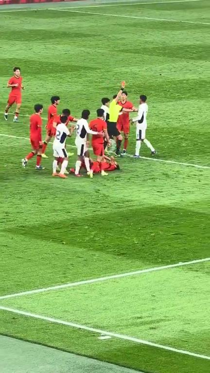 现场实拍:玄智健劝架反手被麦麦提江罚下,一脸不可思议抗议