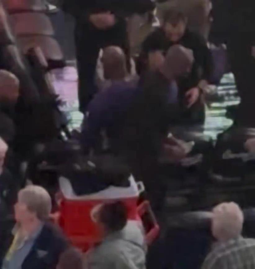 笑死！老詹赛前随着步行者队球员介绍曲的节奏，在板凳席扭动