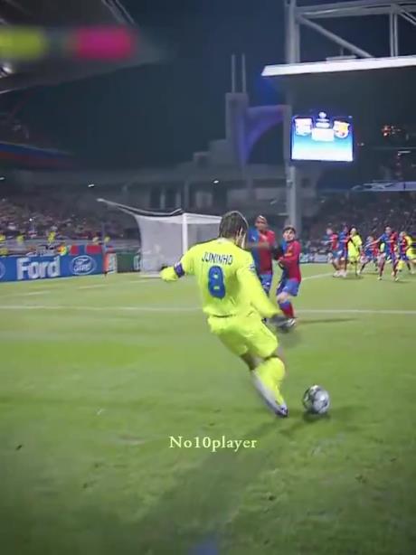 这球真帅啊！儒尼尼奥在梅西和埃托奥面前，打入任意球