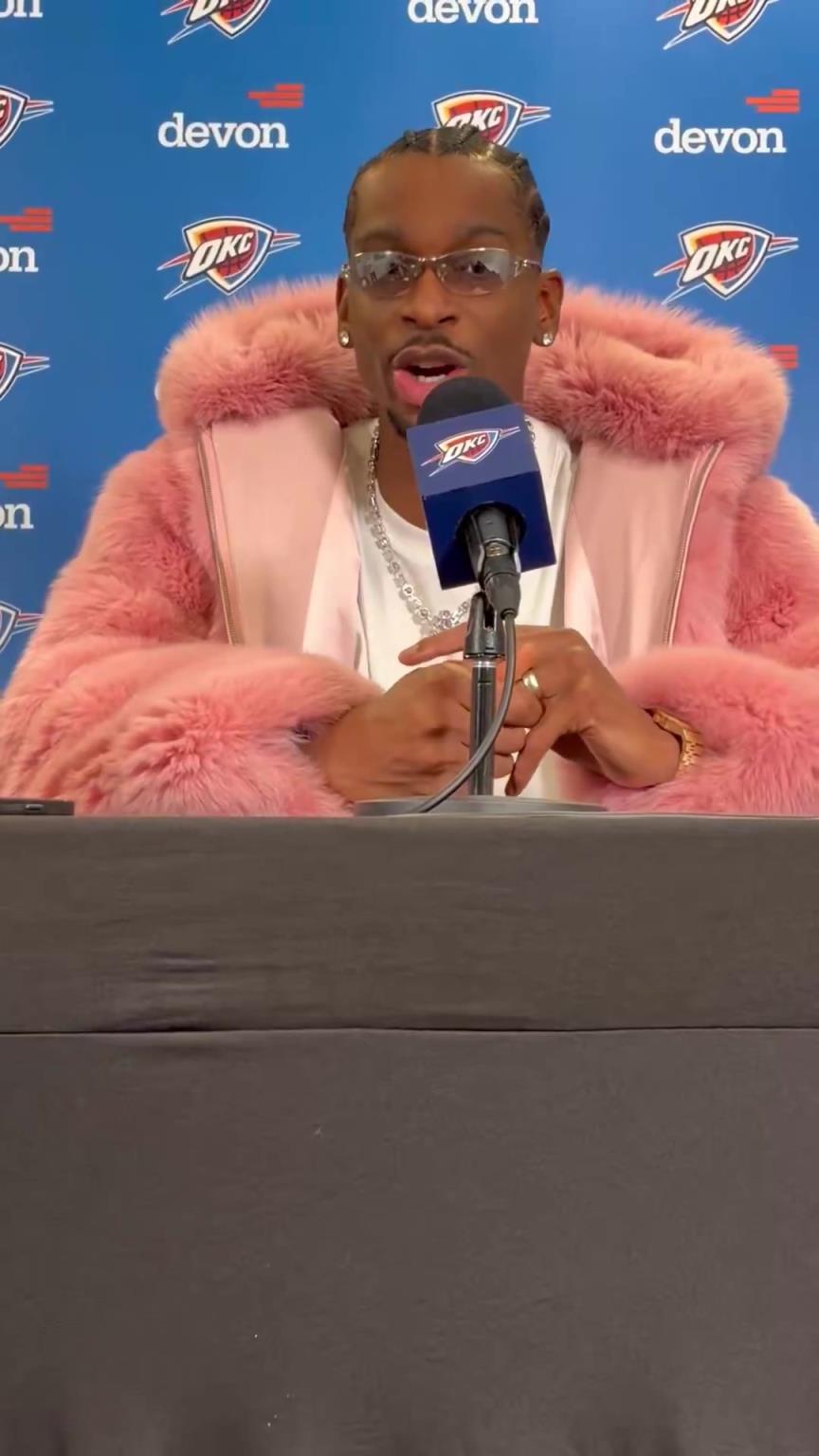 SGA今日穿一件骚粉色大衣接受采访，这审美实在欣赏不来啊