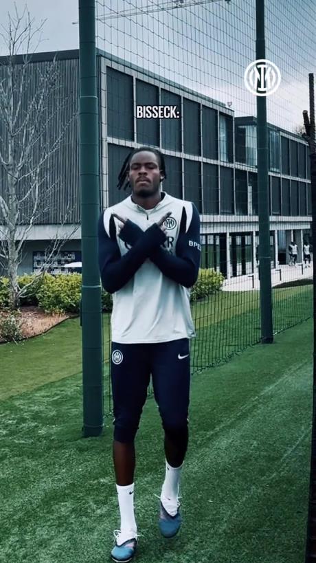 队长快回来！训练场上比塞克做出劳塔罗标志性庆祝动作