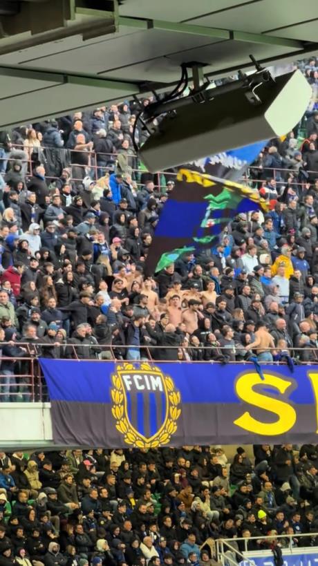 热血沸腾！梅阿查球场内近距离实拍国米死忠看台球迷