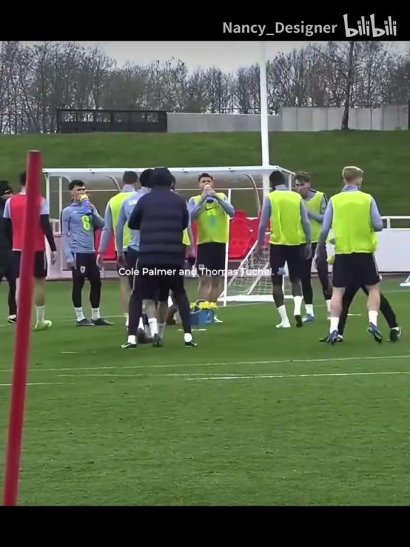 青睐有加！英格兰训练中的图赫尔和帕尔默！