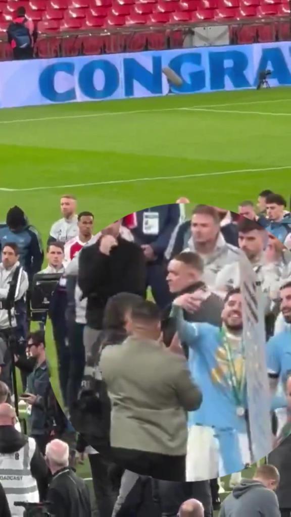 谢尔基在失落的阿森纳球员前面自拍