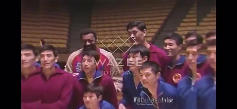 张伯伦早年曾与中国篮坛巨人穆铁柱合影，张卫平也在其中！