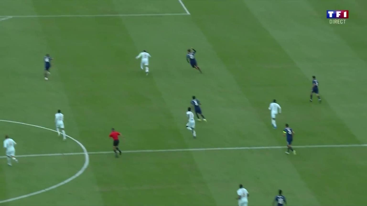 法国1-0领先巴西！登贝莱直塞，姆巴佩单刀挑射破门