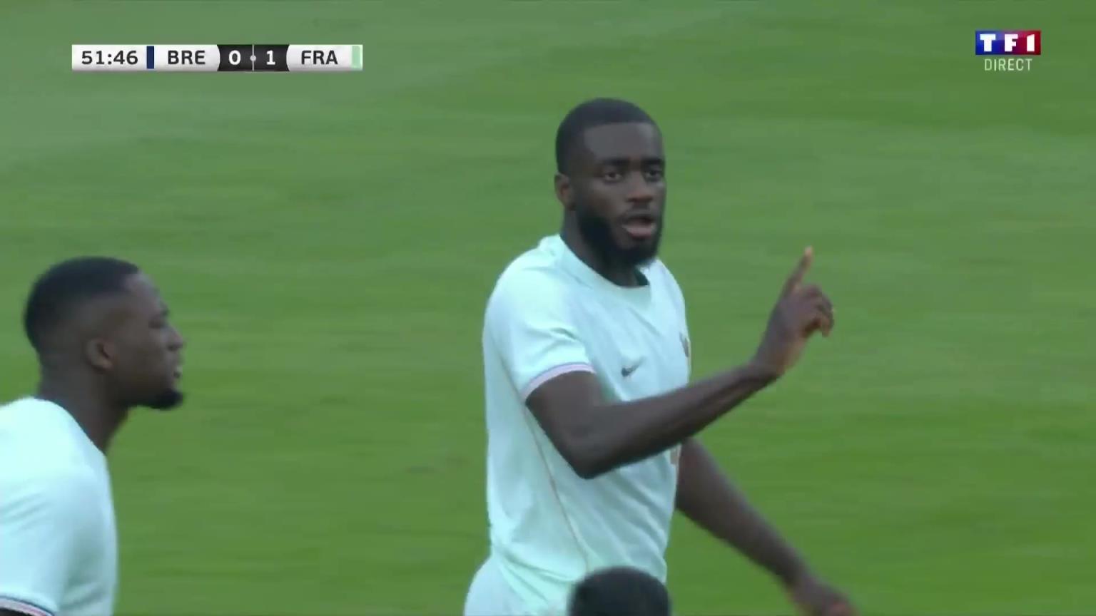 风云突变！于帕梅卡诺放倒韦斯利被红牌罚下，法国少打一人！