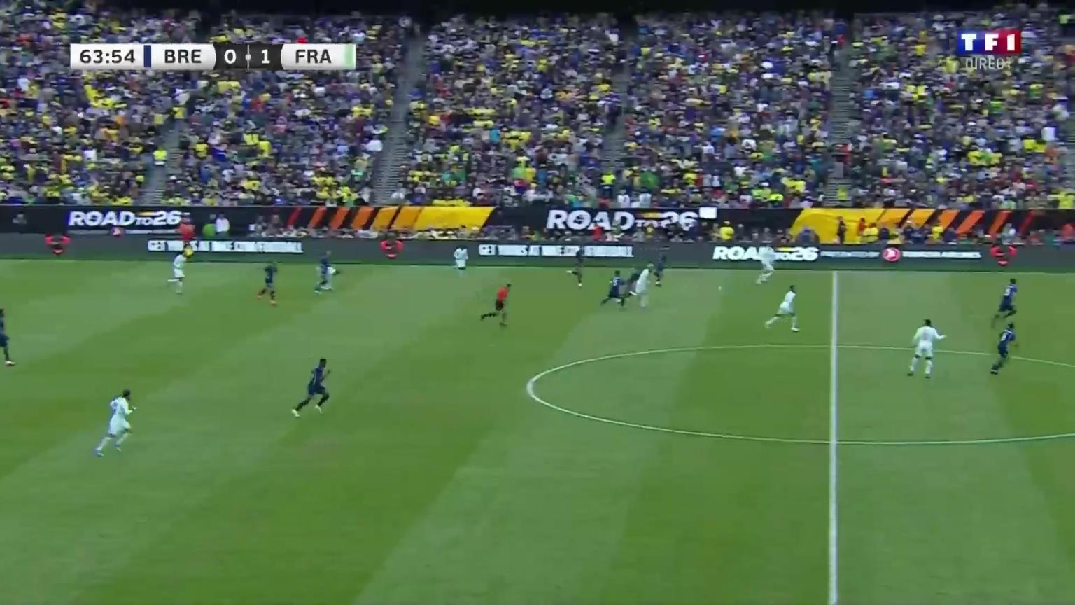 十人法国2-0领先巴西！奥利塞送助攻，埃基蒂克单刀破门