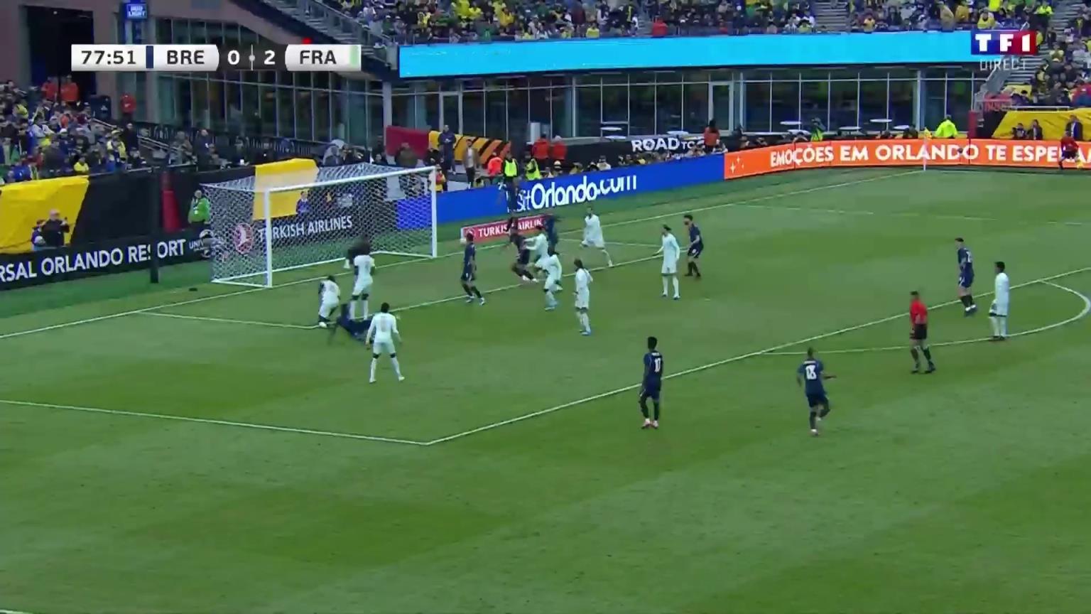 巴西扳回一球！路易斯·恩里克射门被挡，布雷默补射破门