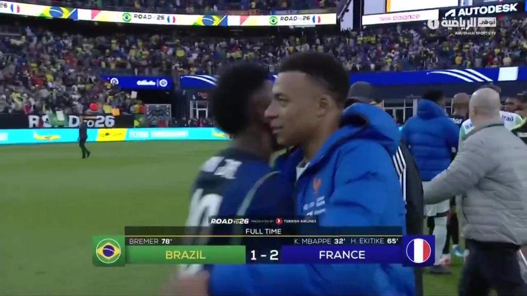 友谊赛法国2-1险胜巴西，姆巴佩、维尼修斯赛后互换球衣
