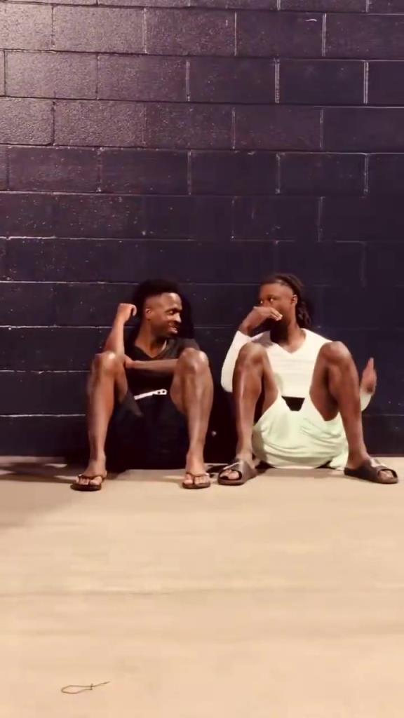 一点球星架子没有赛后维尼修斯和卡马文加穿拖鞋、坐地上聊天