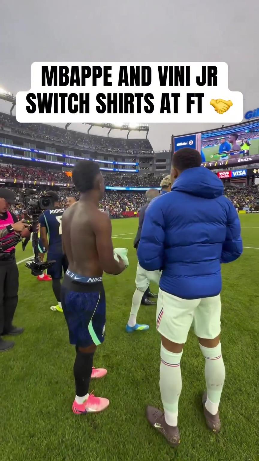 你俩同季节吗？姆巴佩和维尼修斯闲聊时一个穿羽绒服一个光膀子