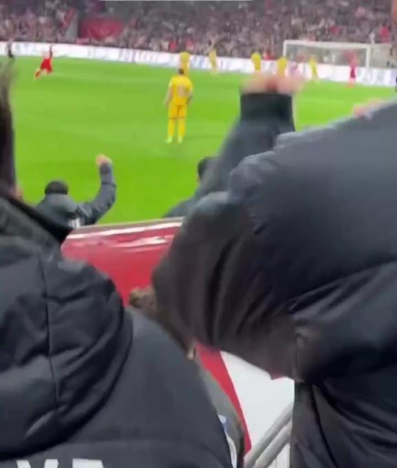 大师级制导！现场看居莱尔精准长传助攻队友制胜