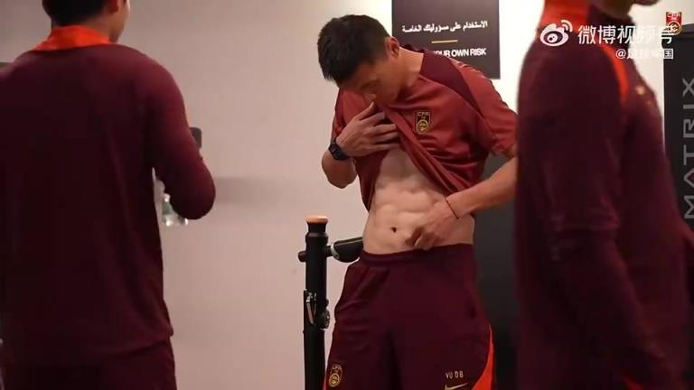 U23国足球员比腹肌！37岁助教于大宝亮出肚子：我就剩两块了