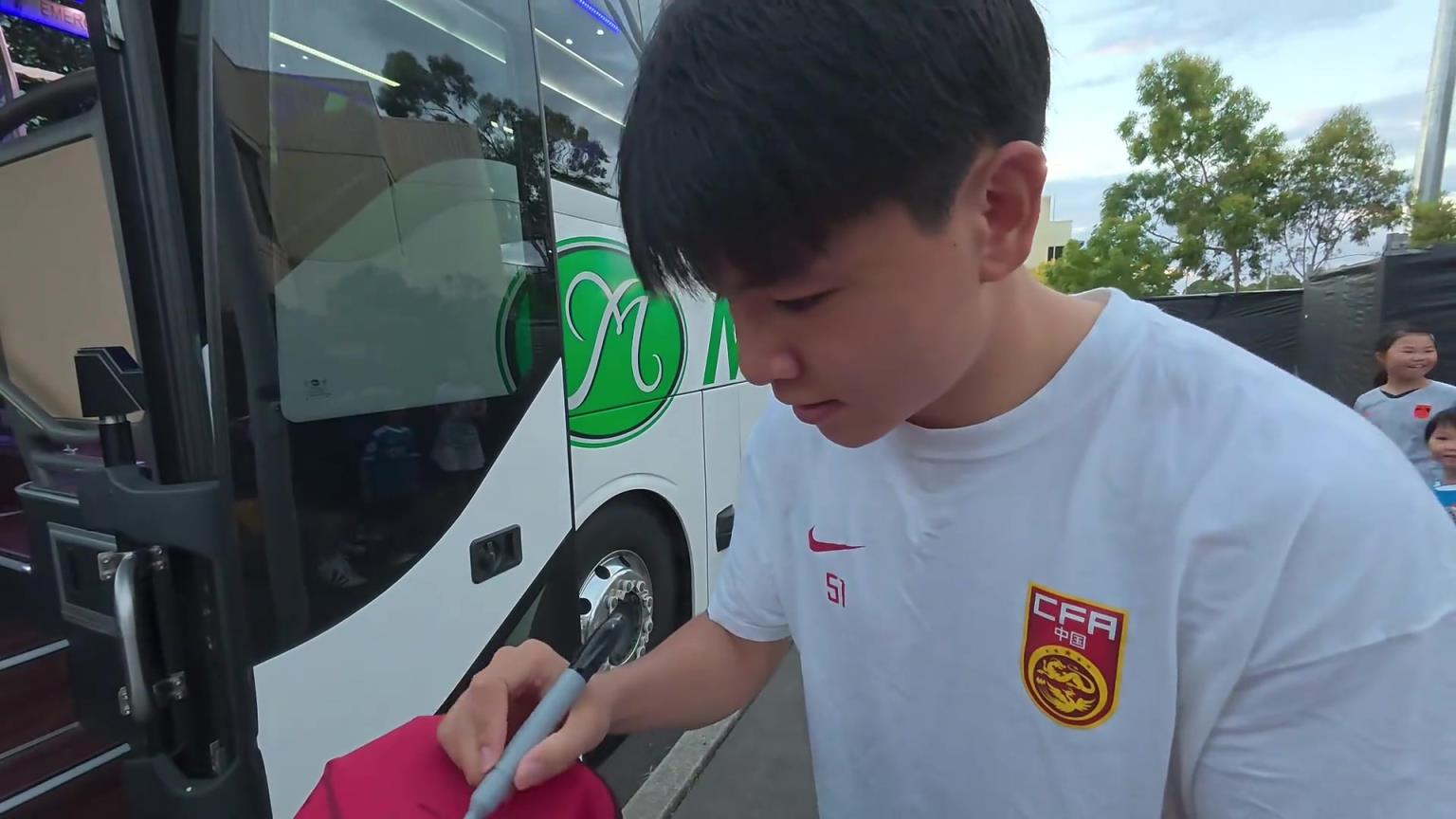 永远的主队！球迷在澳大利亚守候国足要签名！