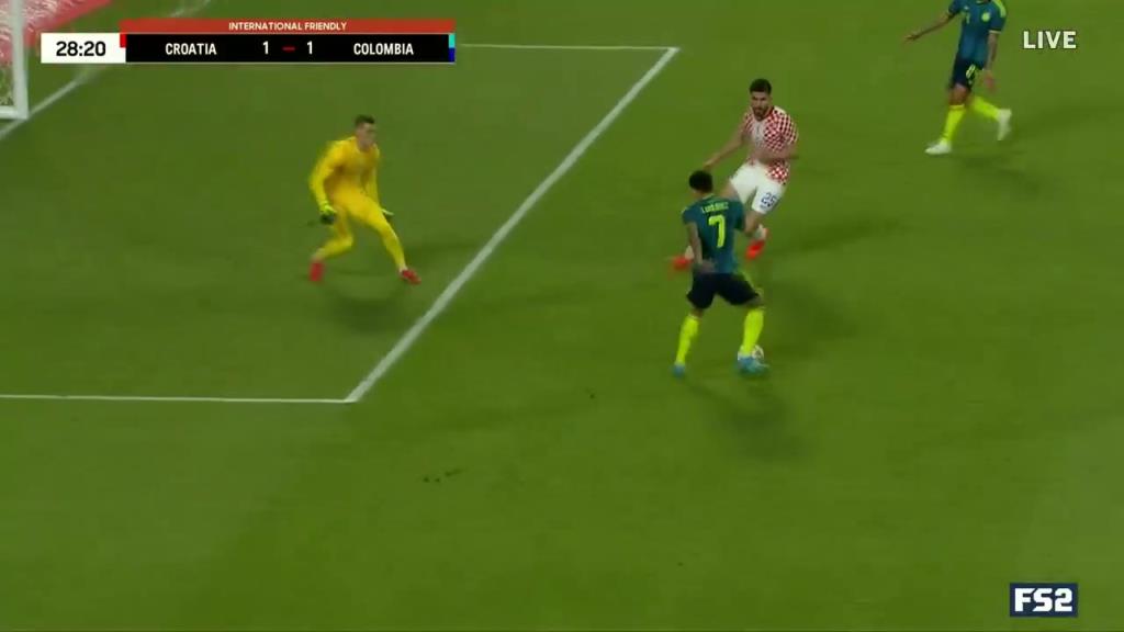 真我奶奶都能进！哥伦比亚球员苏亚雷斯超级巨大空门没踢上