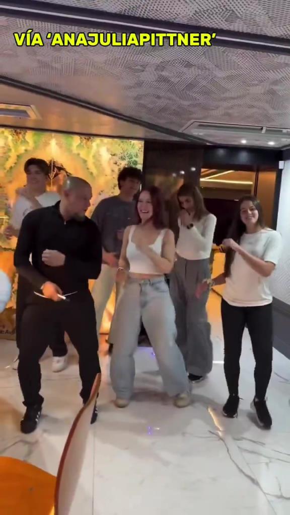 老当益壮！罗伯托·卡洛斯和年轻美女小伙们一起跳舞