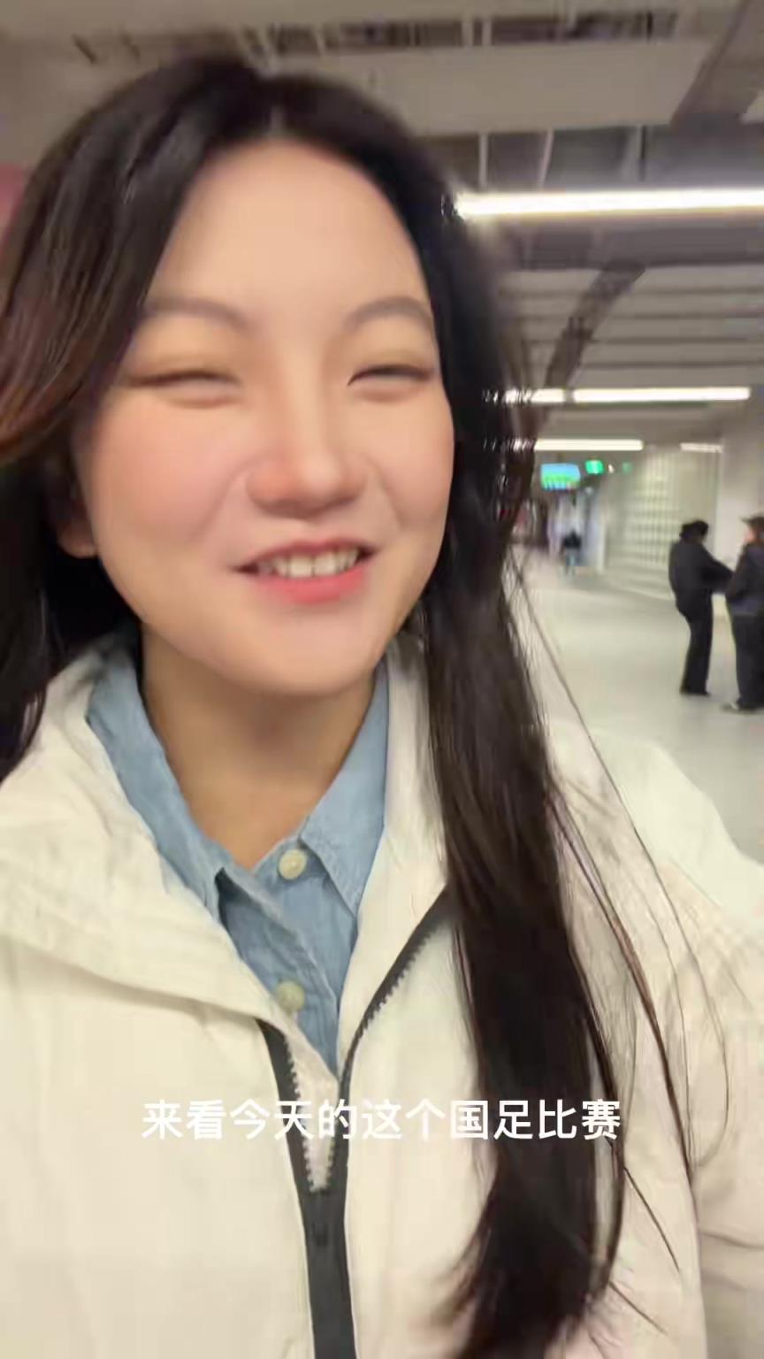 小姐姐：现场为国足呐喊！1-0领先库拉索，成都小伙首发好给力