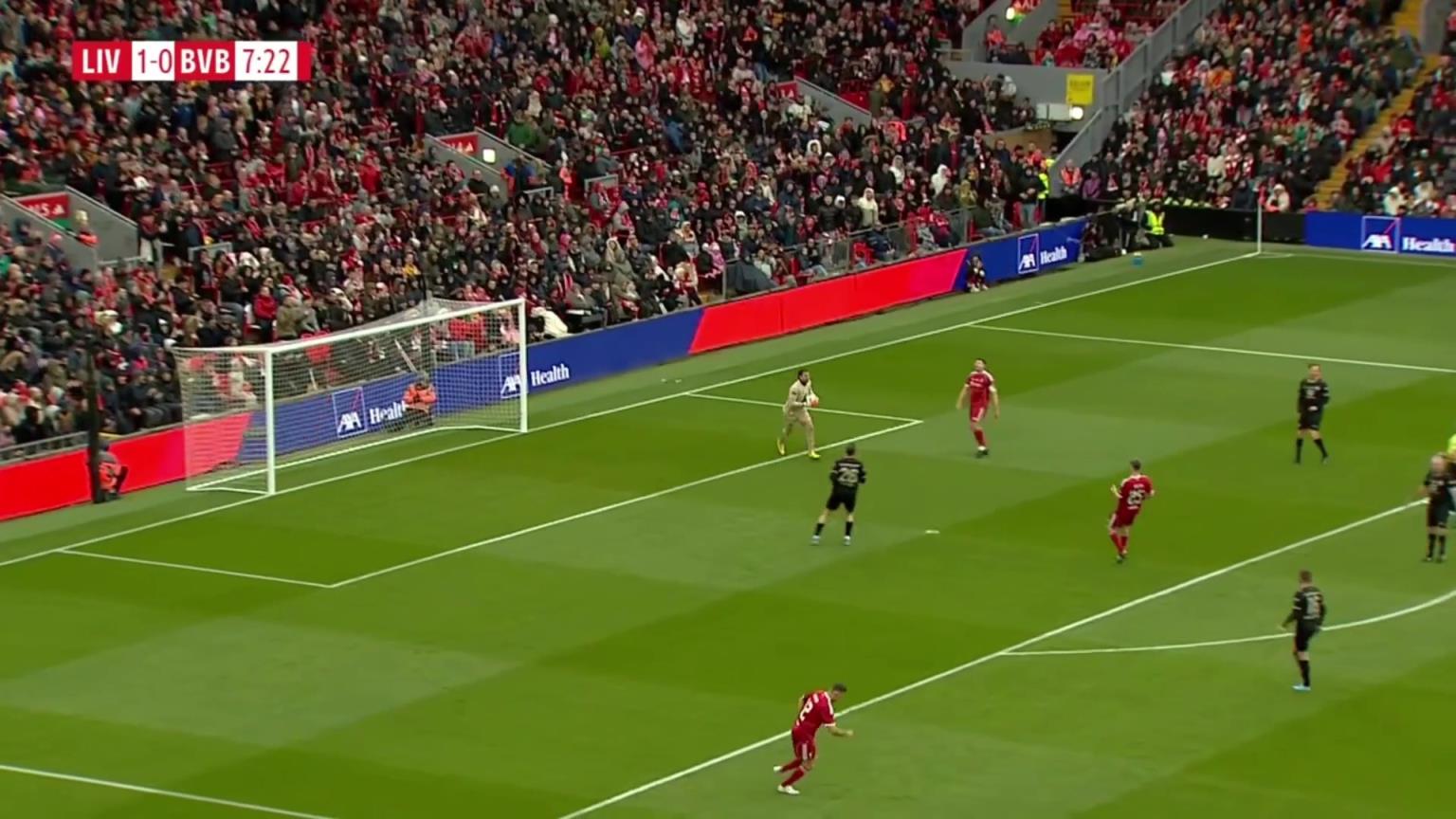 真老了身材稍稍发福！杰拉德转身打门没踢上，全场球迷叹息