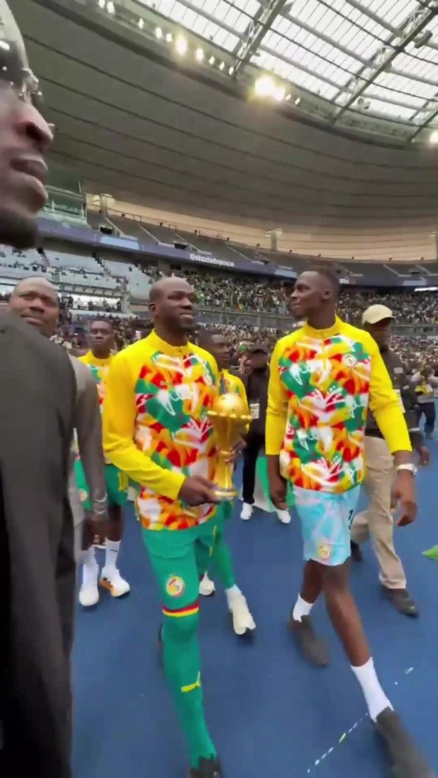 硬刚到底!塞内加尔无视非足联裁决!赛前展示非洲杯冠军奖杯!