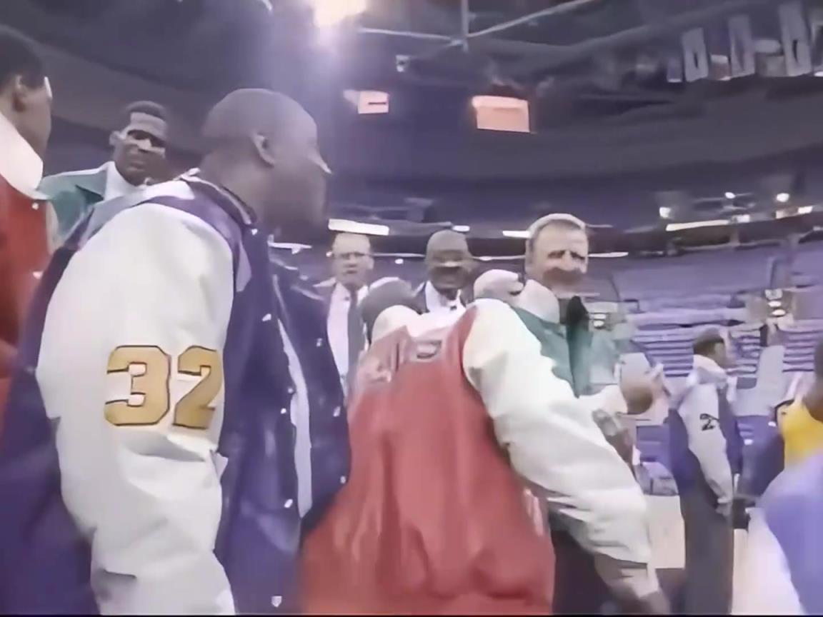 NBA历史50大巨星活动现场 乔丹自觉走到C位~有趣的互动