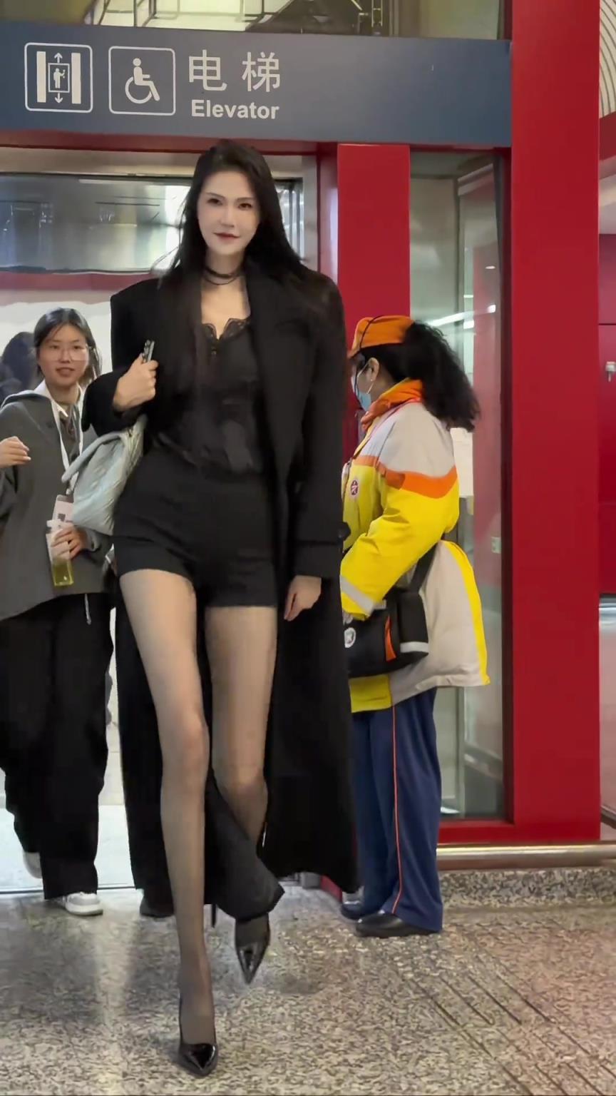 这双黑丝大长腿！许诺这身装扮走在路上，回头率应该很高吧？