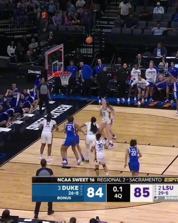 真幸运！NCAA女篮的绝杀也很帅！在篮筐上刷两秒还是进了