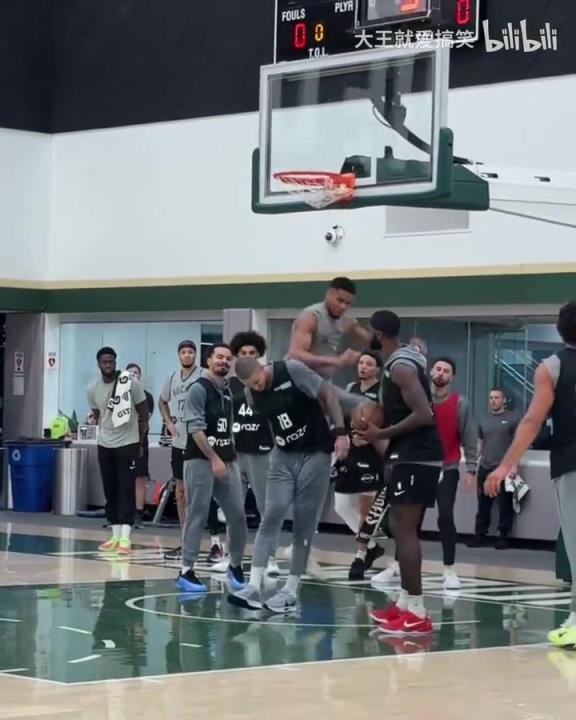 字母哥：不是我的问题！赛季初的队内训练，字母哥打爆队友！