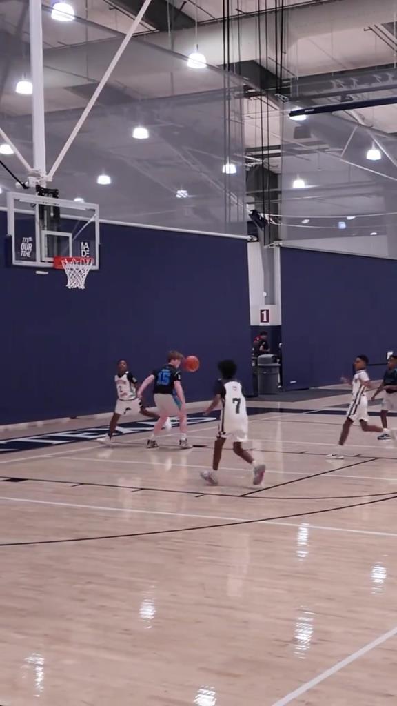 配合默契眼观六路！来看看美国小后卫如何组织送助攻！