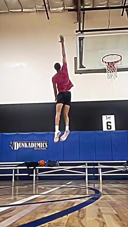 小伙这弹跳简直逆天了，竟能摸到篮板的上沿！