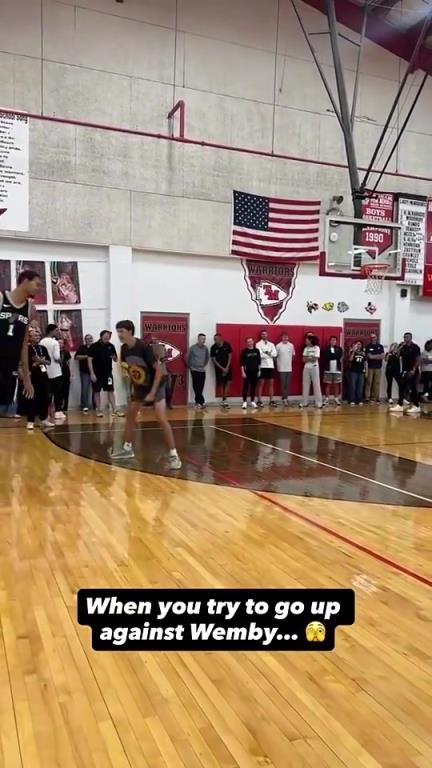 感觉这球迷身高并不矮啊，但仍旧遭文班长臂无情站帽+隔扣