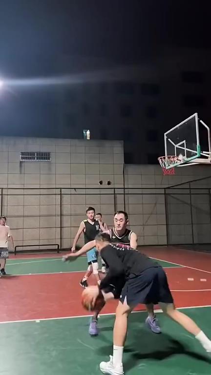 假如你有大哥这手翻身跳投，能否称霸你们学校的球场？