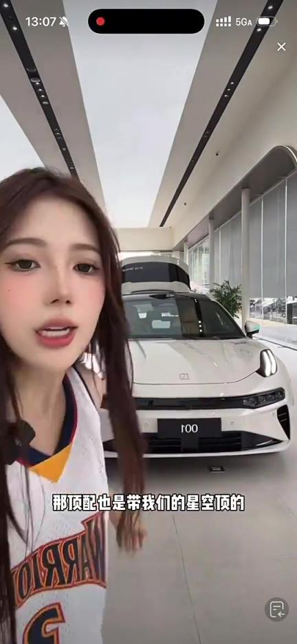 抽象！卖车女主播此前通过穿库里球衣奇葩运球吸引流量