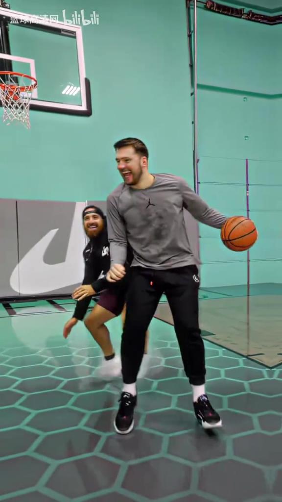 不仅是节奏而是艺术！慢镜头看东契奇的进攻，简直得分如喝水啊！