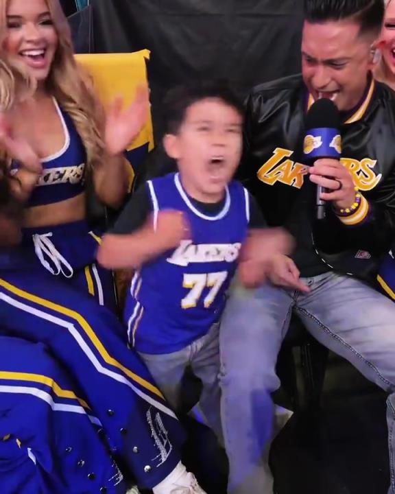 “这位湖人小球迷火了～赛后湖人当家球星东契奇为他合影签名...