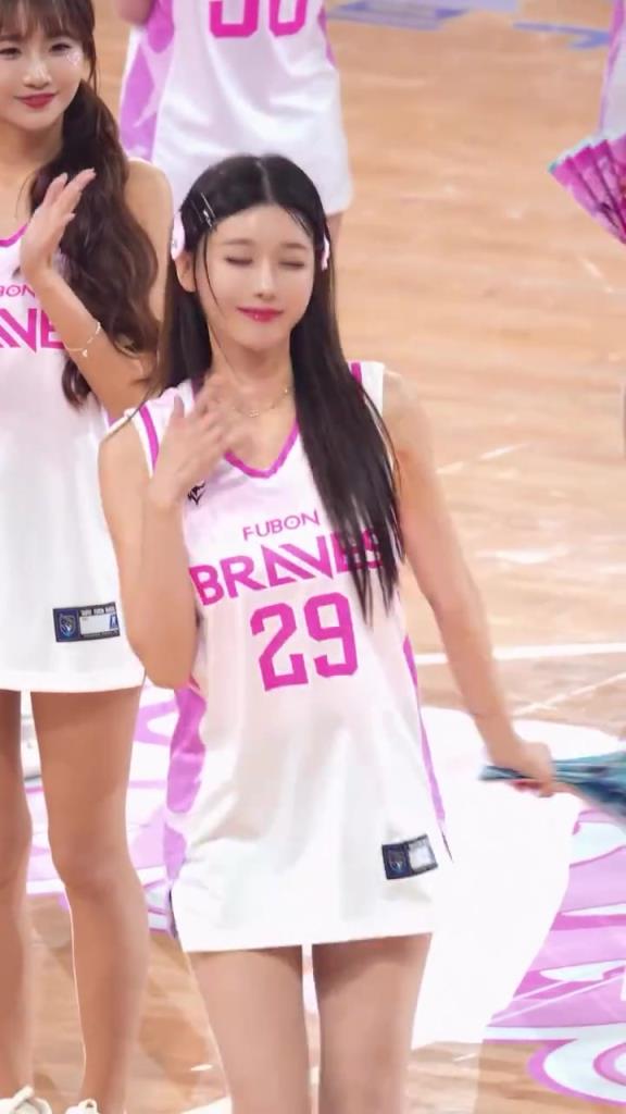 教練，我想打籃球.. 谁能顶得住这样的“雅英”？