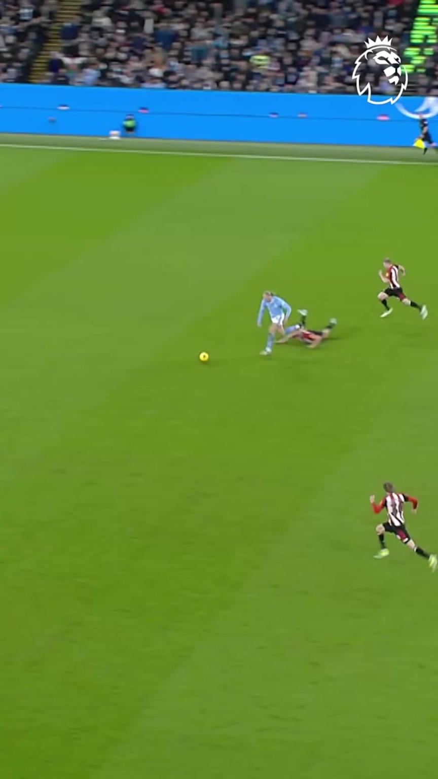 速度与力量拉满！哈兰德奔袭破门，防守绝望了！