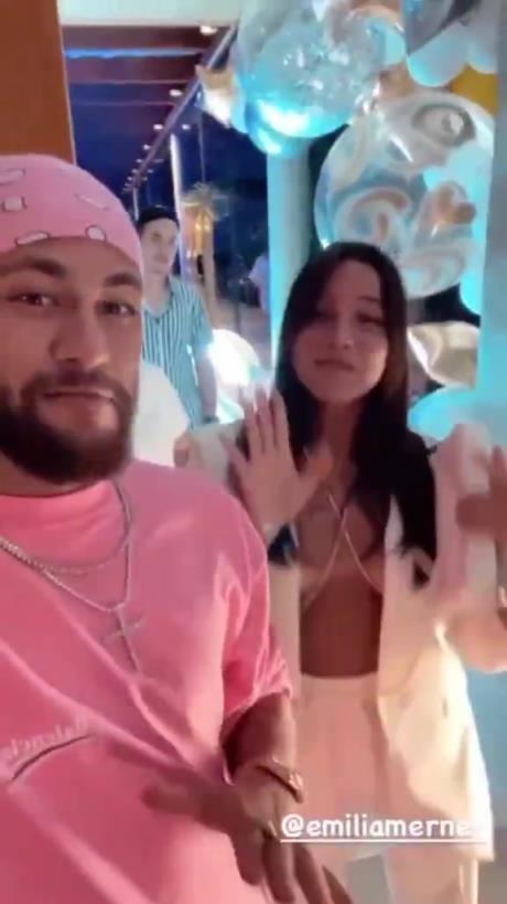 内马尔撩妹时刻：推特许诺“给你拥抱”，转身便与女神在派对共舞