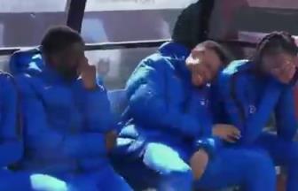 法国替补席笑嘻了~姆巴佩笑出表情包，奥利塞捂脸实在憋不住啦~