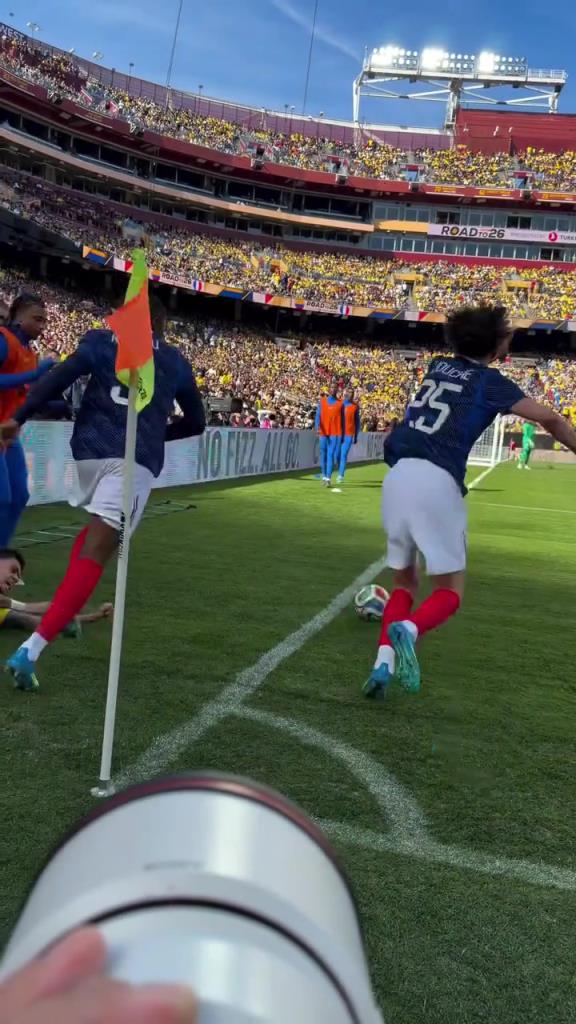 球过人不过！实拍：迪亚斯遭到法国双人包夹，硬生生逼出场外