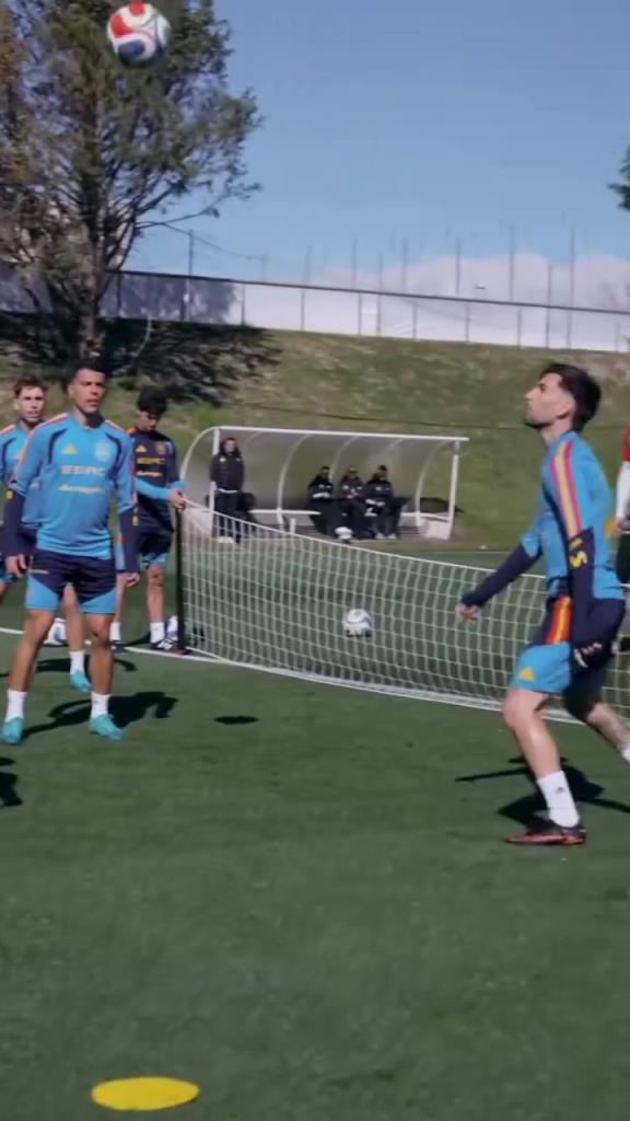 这群人是真的爱网式足球！西班牙队训练日常！