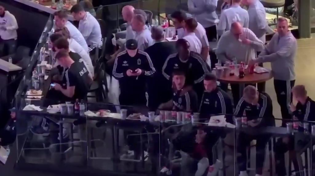 团建活动！比利时国家队友谊赛后去看国王和老鹰的比赛！