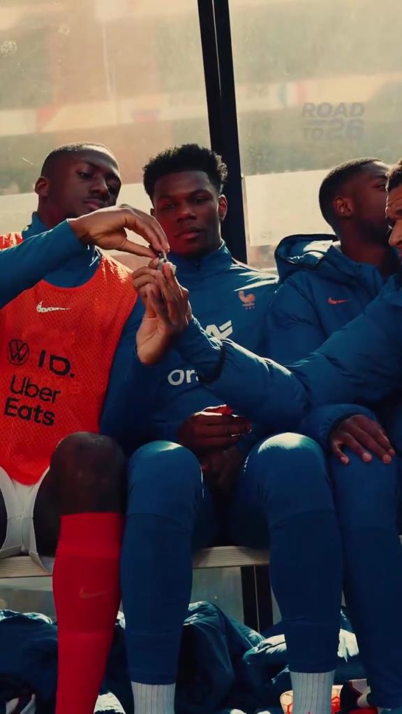 一人分一半，感情不会散！法国队替补席分享零食！